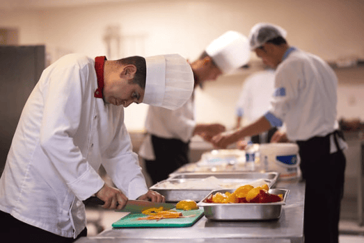 Koks aan het werk in een restaurantkeuken