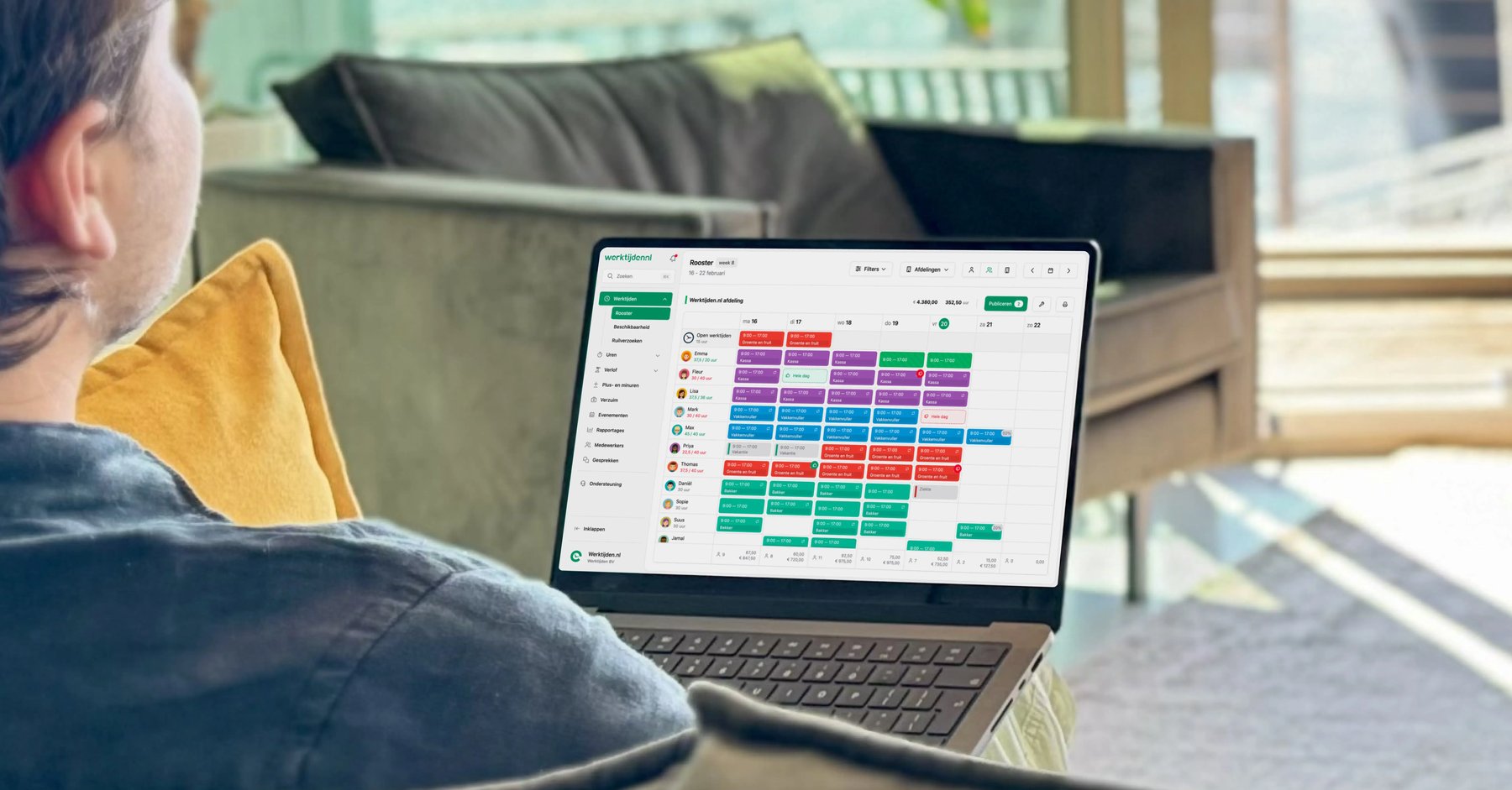 Medewerker met Werktijden software op zijn laptop