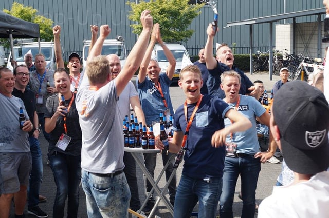 Bouwvakkers juichen met een biertje in de hand tijdens de borrelmiddag