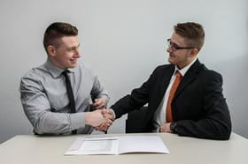 Twee collega's schudden elkaar de hand