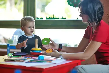 Vrouw aan het werk op het kinderdagverblijf